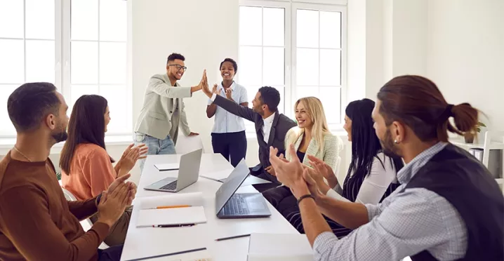 employees recognizing each other 